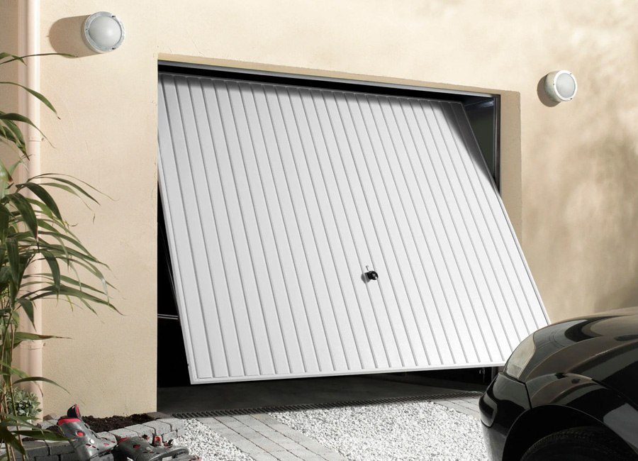 Porte de garage basculante entre-ouverte d'une maison avec une voiture devant