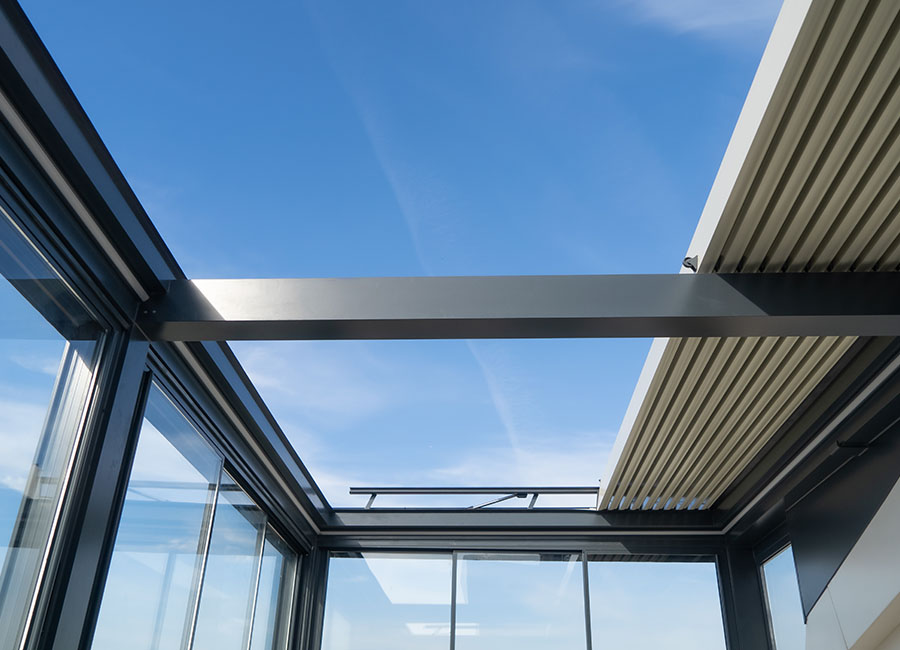 Pergolas, ouverte, sur un ciel bleu, et vitrée autour