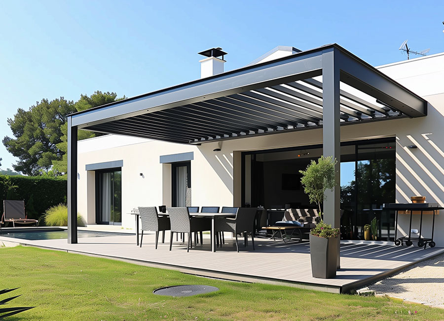 Pergolas, grise anthracite, sur une terrasse d'une maison moderne, donnant sur un jardin arboré