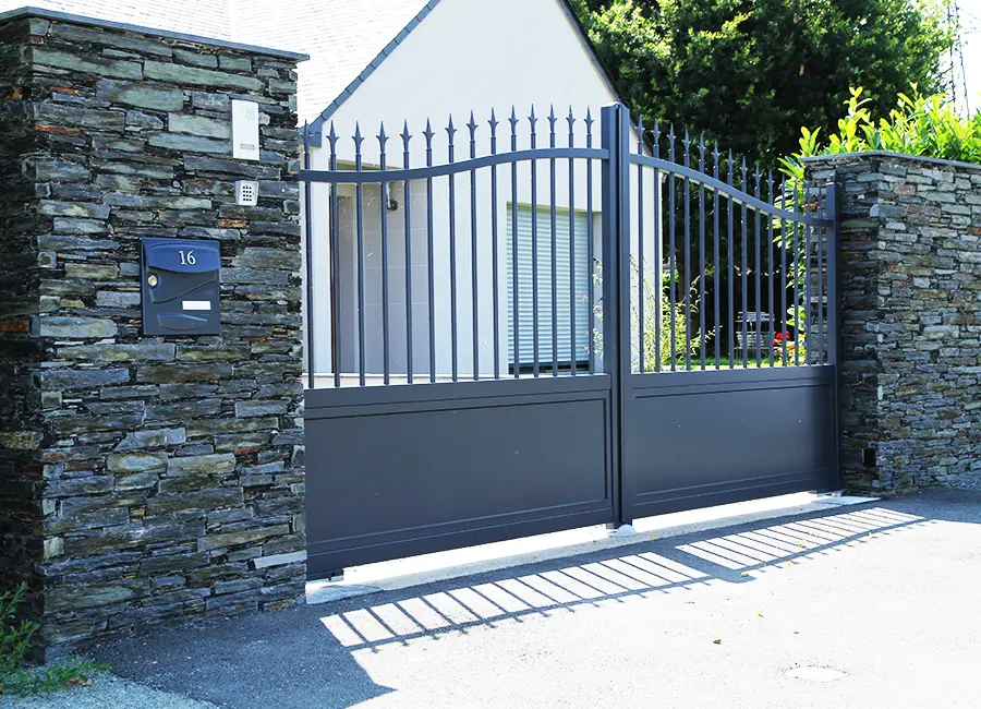Portail fer forgé vs aluminium : quel matériau choisir en Maine-et-Loire ?