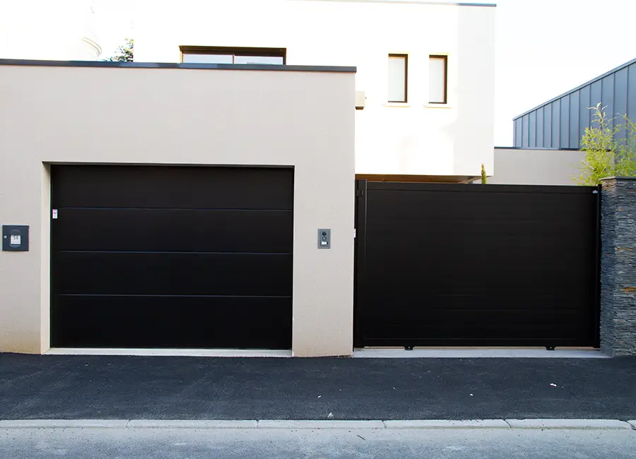 Porte de garage sectionnelle latérale : gain de place en Maine-et-Loire