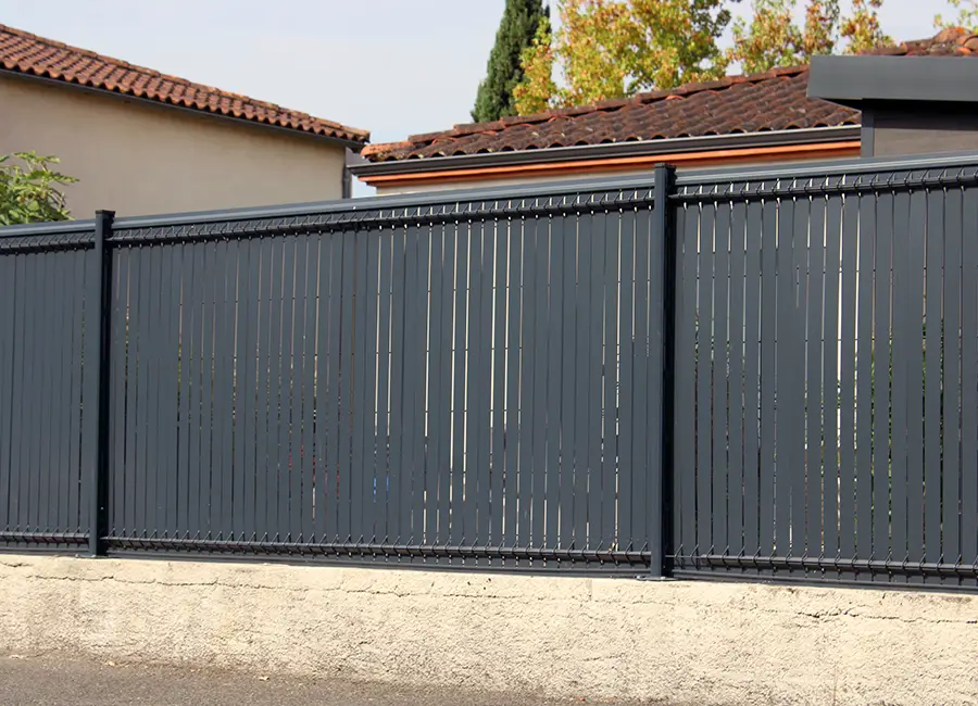 Clôture brise-vue : intimité et esthétisme pour votre jardin angevin