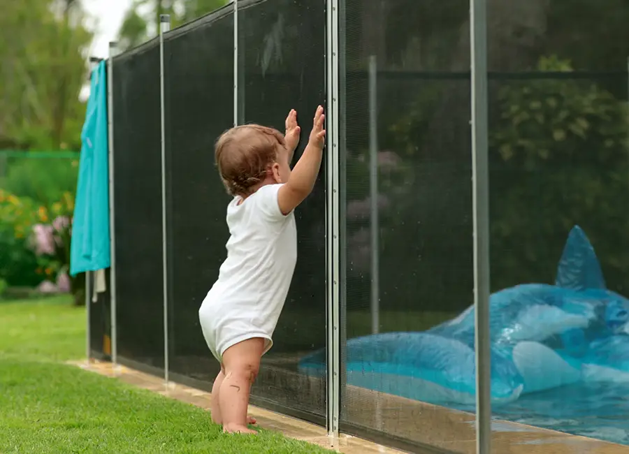Clôture piscine sécurisée : obligations légales et solutions à Angers