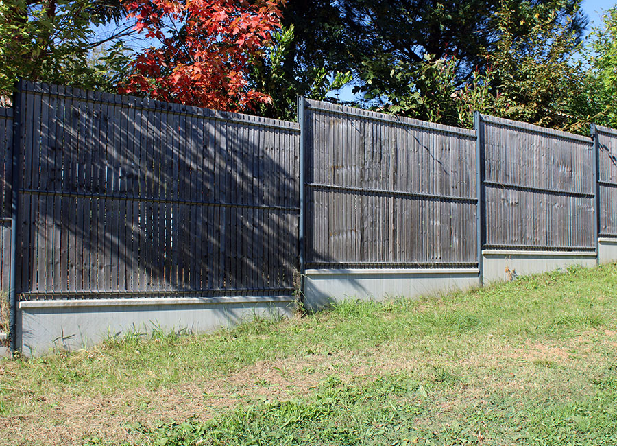 Clôture sur terrain en pente à Angers : solutions techniques