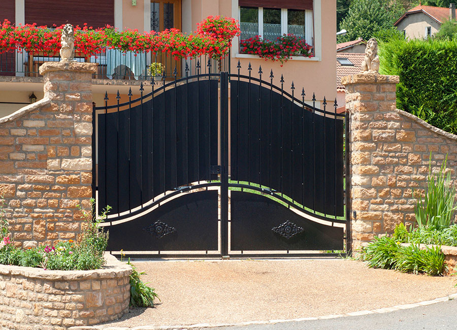 Portail coulissant vs battant : avantages et inconvénients à Angers