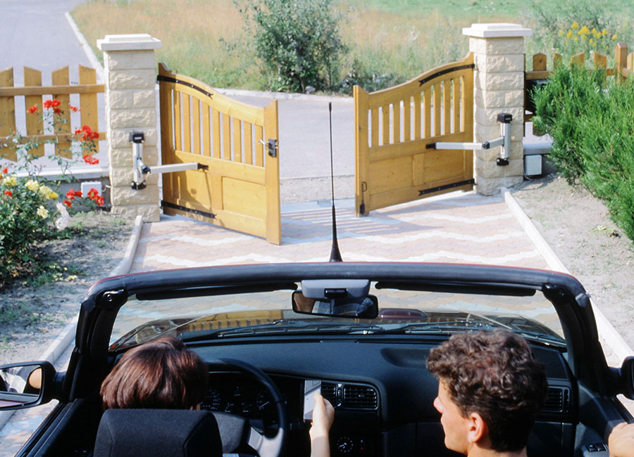 Automatisme portail 2026 : solaire, connecté ou filaire ?