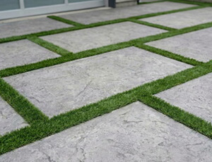 Dallage espacé avec de l'herbe entre chaque dalle