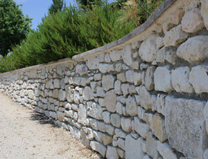 Muret réalisée en maçonnerie pour délimiter une zone d'un jardin