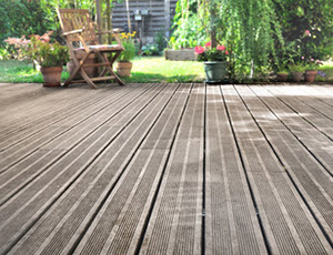 Terrasse en bois avec vue vers le jardin derrière