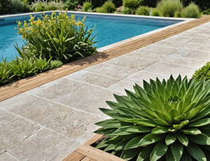 Piscine au milieu d'un environnement paysager