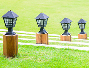 Éclairage montés sur structure bois, éclairant la descente d'escalier extérieur d'une entreprise